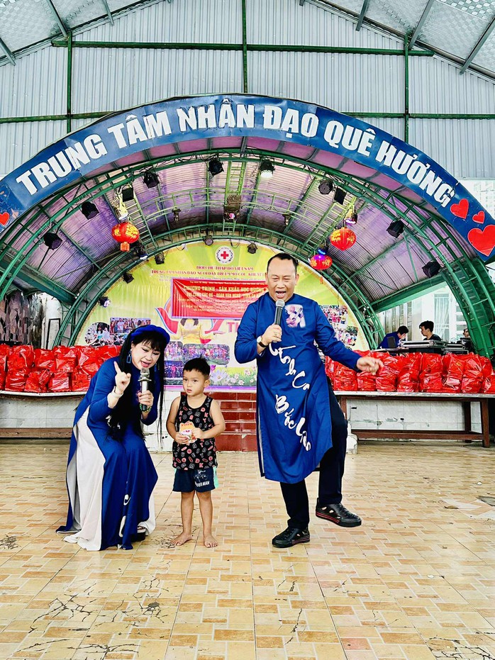 Ca sĩ Bích Thủy mang "Sắc màu tuổi thơ" đến Trung tâm Nhân đạo Quê Hương - Ảnh 6.
