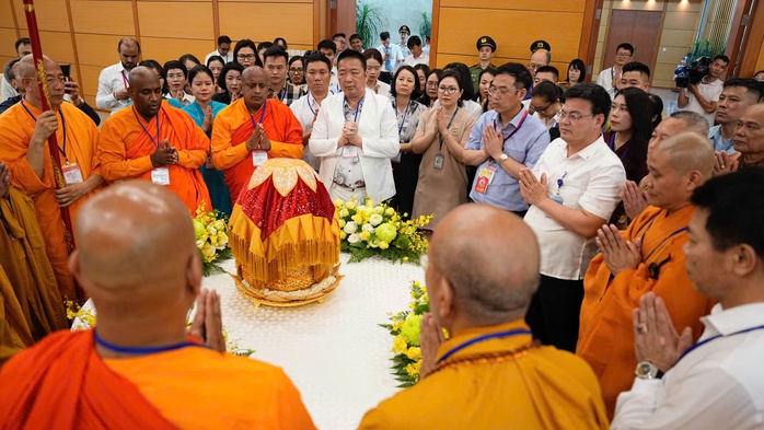 Cung tiễn xá lợi Đức Phật tại sân bay Nội Bài - Ảnh 8.