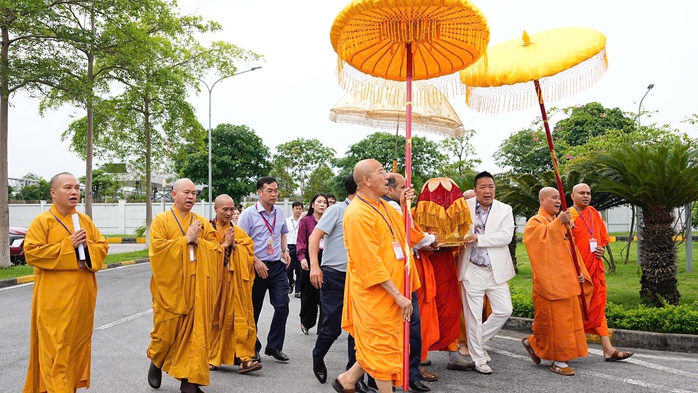 Cung tiễn xá lợi Đức Phật tại sân bay Nội Bài - Ảnh 6.
