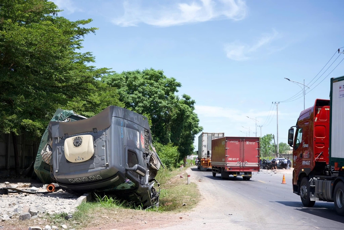 Va chạm giữa xe đầu kéo và ô tô con, 4 người bị thương ở Quảng Bình- Ảnh 1. Va chạm giữa xe đầu kéo và ô tô con, 4 người bị thương ở Quảng Bình- Ảnh 1.