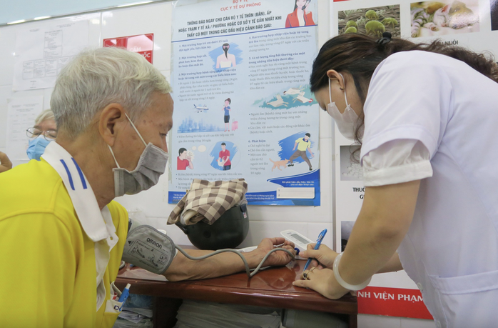 Năm 2025, Việt Nam có hơn 16 triệu người cao tuổi, trung bình mỗi người mang 3-4 bệnh mạn tính - Ảnh 1.
