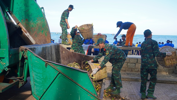Hơn 300 người chung tay "giải cứu" Bãi Trước Vũng Tàu khỏi rác đại dương- Ảnh 2. Hơn 300 người chung tay "giải cứu" Bãi Trước Vũng Tàu khỏi rác đại dương- Ảnh 2.
