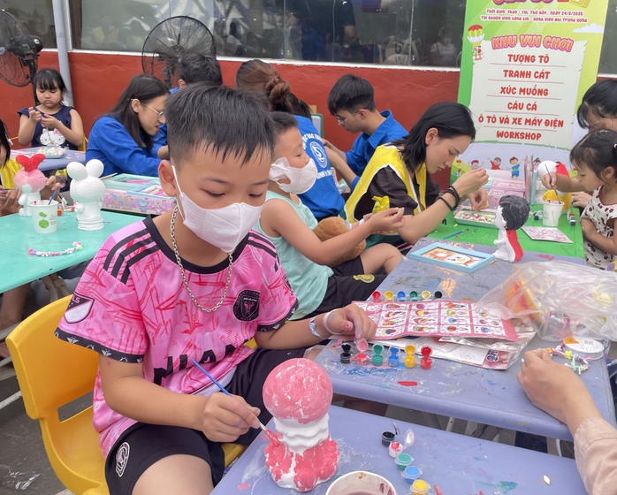 Hơn 1,3 tỉ đồng mang Tết thiếu nhi đến hàng ngàn bệnh nhi- Ảnh 1. Hơn 1,3 tỉ đồng mang Tết thiếu nhi đến hàng ngàn bệnh nhi- Ảnh 1.