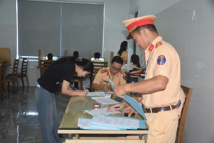 Công an Bà Rịa - Vũng Tàu tổ chức kỳ sát hạch lái xe đầu tiên- Ảnh 1. Công an Bà Rịa - Vũng Tàu tổ chức kỳ sát hạch lái xe đầu tiên- Ảnh 1.