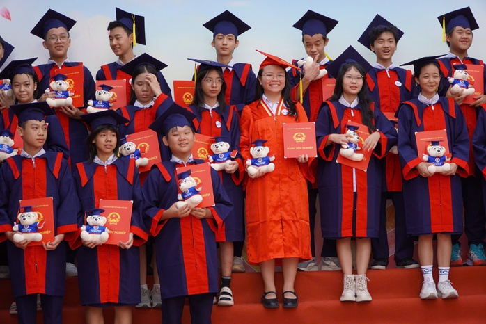 Không thể quên bóng dáng tảo tần của ba mẹ, thầy cô!- Ảnh 6. Không thể quên bóng dáng tảo tần của ba mẹ, thầy cô!- Ảnh 6.