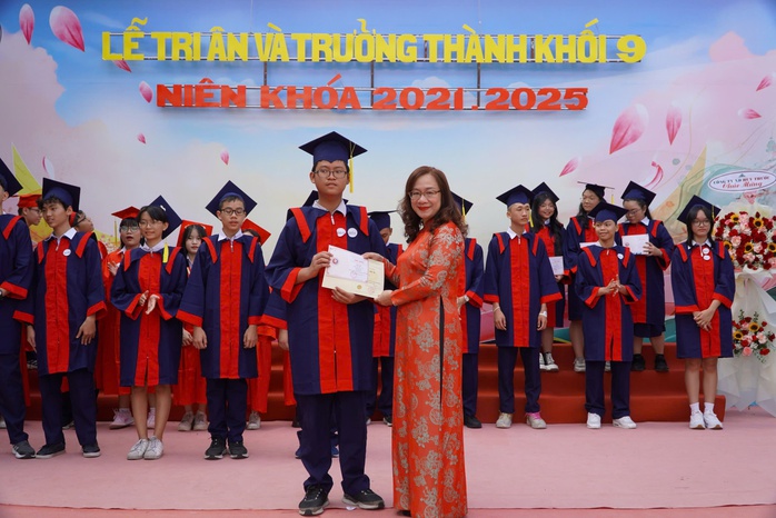 Không thể quên bóng dáng tảo tần của ba mẹ, thầy cô!- Ảnh 2. Không thể quên bóng dáng tảo tần của ba mẹ, thầy cô!- Ảnh 2.