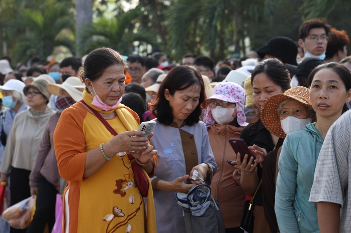 TP HCM: Hàng ngàn người đang hướng về chùa Thanh Tâm- Ảnh 8. TP HCM: Hàng ngàn người đang hướng về chùa Thanh Tâm- Ảnh 8.