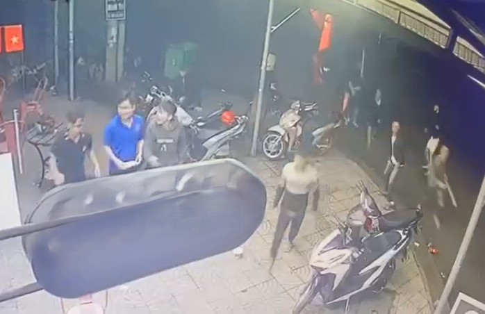 Rượt đuổi, ẩu đả gây náo loạn ở Biên Hoà - Ảnh 2. Rượt đuổi, ẩu đả gây náo loạn ở Biên Hoà - Ảnh 2.
