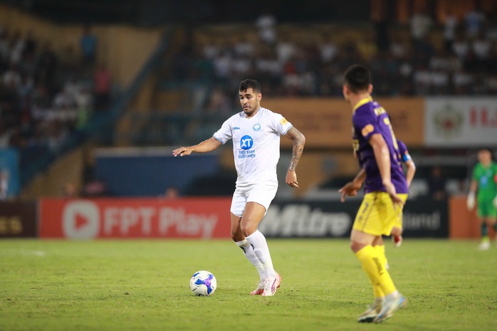 Thắng đẹp Hà Nội, CLB Nam Định tiến gần cúp vô địch V-League - Ảnh 2.