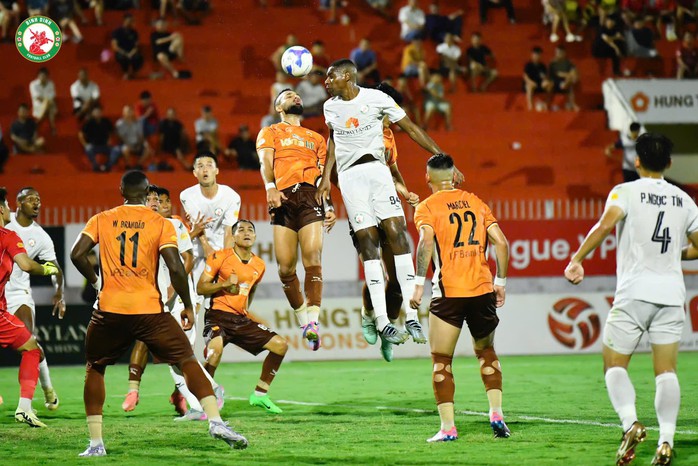 Châu Ngọc Quang dính thẻ đỏ, HAGL thua ngược Bình Định - Ảnh 2.