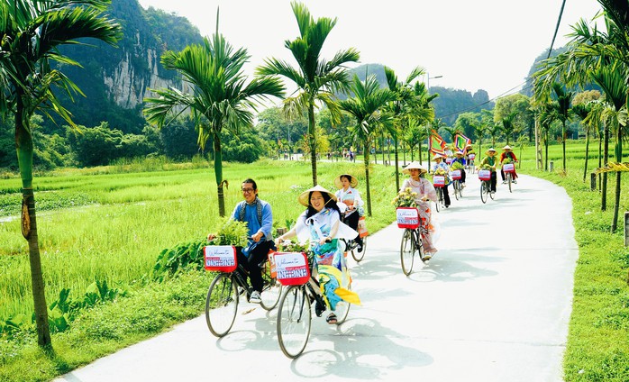Kỳ nghỉ lễ 30-4 và 1-5, Ninh Bình bội thu với doanh thu hơn 1.000 tỉ đồng - Ảnh 1. Kỳ nghỉ lễ 30-4 và 1-5, Ninh Bình bội thu với doanh thu hơn 1.000 tỉ đồng - Ảnh 1.