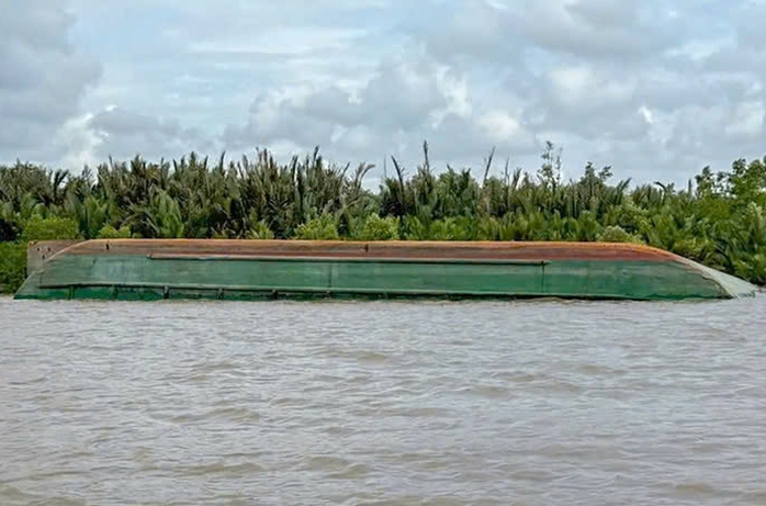 TP HCM: Sà lan mất lái tông tàu biển, một người mất tích- Ảnh 1. TP HCM: Sà lan mất lái tông tàu biển, một người mất tích- Ảnh 1.