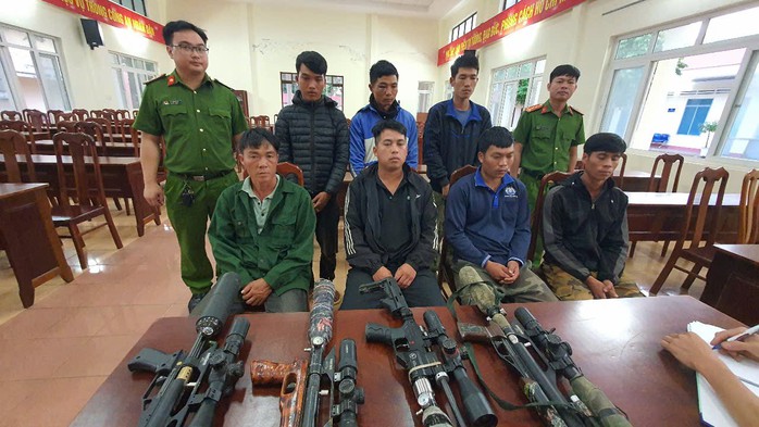 Bắt giữ 7 đối tượng mang theo 4 khẩu súng vào rừng săn bắn- Ảnh 1. Bắt giữ 7 đối tượng mang theo 4 khẩu súng vào rừng săn bắn- Ảnh 1.