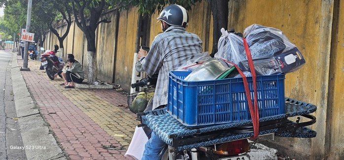 Hình ảnh người lao động lỉnh kỉnh đồ đạc trở lại Bình Dương trưa 4-5- Ảnh 4. Hình ảnh người lao động lỉnh kỉnh đồ đạc trở lại Bình Dương trưa 4-5- Ảnh 4.