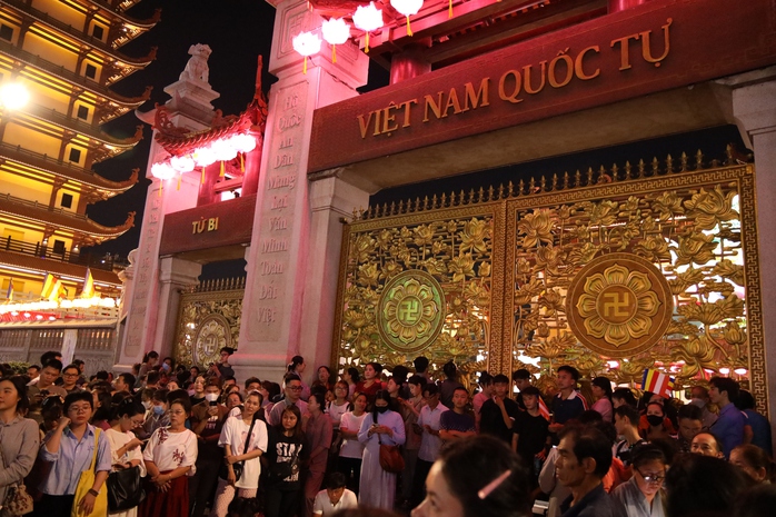 Người dân TP HCM phấn khởi, mong chờ lễ rước kiệu Đức Phật- Ảnh 1.