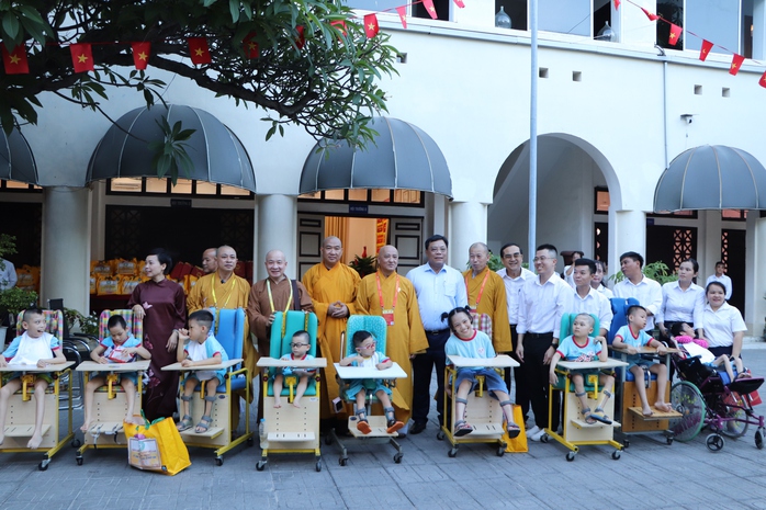 Đại lễ Vesak 2025: 230 suất quà trao đến trẻ em khuyết tật- Ảnh 3. Đại lễ Vesak 2025: 230 suất quà trao đến trẻ em khuyết tật- Ảnh 3.