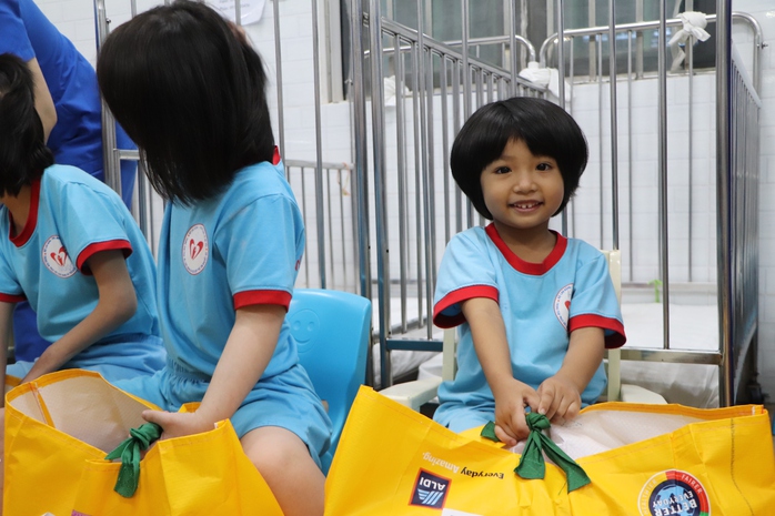 Đại lễ Vesak 2025: 230 suất quà trao đến trẻ em khuyết tật- Ảnh 5. Đại lễ Vesak 2025: 230 suất quà trao đến trẻ em khuyết tật- Ảnh 5.