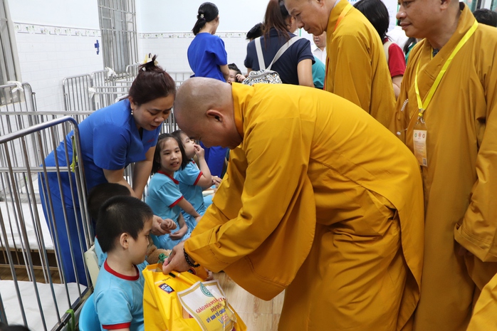Đại lễ Vesak 2025: 230 suất quà trao đến trẻ em khuyết tật- Ảnh 4. Đại lễ Vesak 2025: 230 suất quà trao đến trẻ em khuyết tật- Ảnh 4.