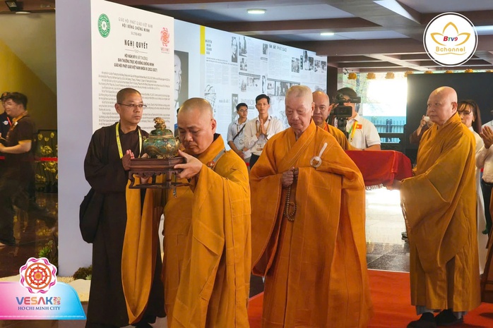 Những đại biểu đầu tiên được chiêm bái Xá lợi trái tim Bồ tát Thích Quảng Đức tại Việt Nam Quốc Tự - Ảnh 2.
