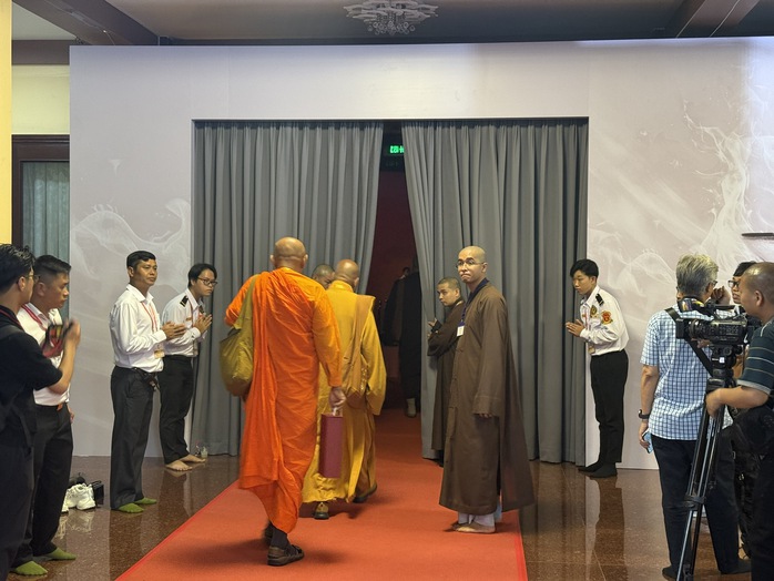 Những đại biểu đầu tiên được chiêm bái Xá lợi trái tim Bồ tát Thích Quảng Đức tại Việt Nam Quốc Tự - Ảnh 1.