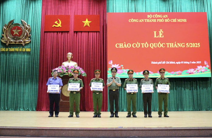 Công an TP HCM công bố 6 tập thể được Bộ Công an gửi thư khen- Ảnh 1. Công an TP HCM công bố 6 tập thể được Bộ Công an gửi thư khen- Ảnh 1.
