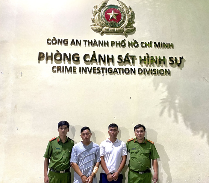 Danh tính 2 anh em cướp tiệm vàng vừa bị Công an TP HCM bắt giữ- Ảnh 2. Danh tính 2 anh em cướp tiệm vàng vừa bị Công an TP HCM bắt giữ- Ảnh 2.