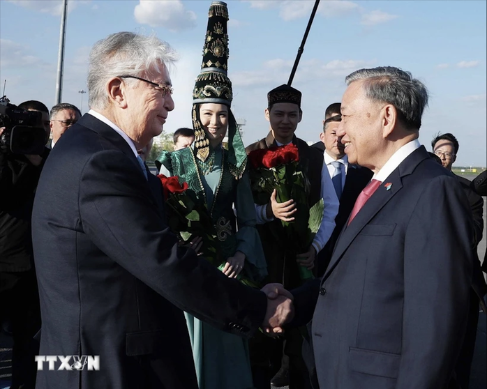 Tổng thống Kazakhstan ra sân bay đón Tổng Bí thư Tô Lâm - Ảnh 2.