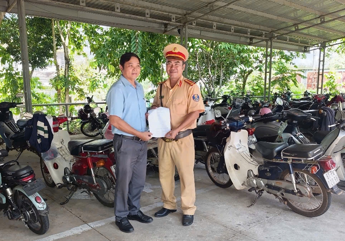 Cảnh sát giao thông kiểm tra các bãi giữ xe trong trường học ở Bình Dương- Ảnh 2. Cảnh sát giao thông kiểm tra các bãi giữ xe trong trường học ở Bình Dương- Ảnh 2.