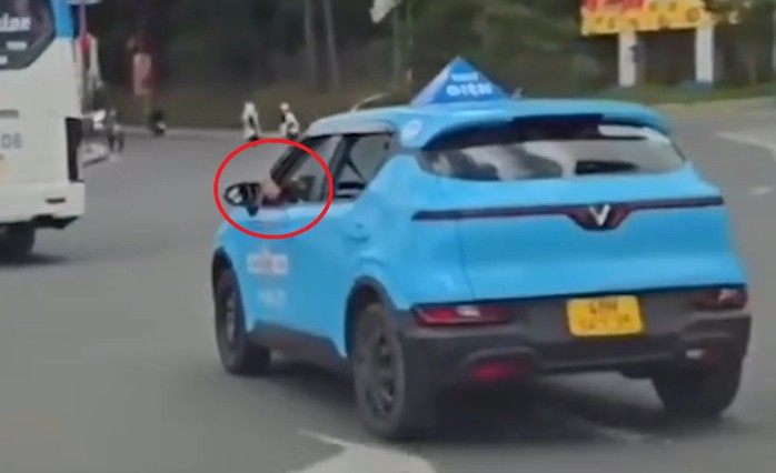 Đà Lạt: Tài xế taxi vừa lái xe, vừa gác chân lên cửa sổ- Ảnh 1. Đà Lạt: Tài xế taxi vừa lái xe, vừa gác chân lên cửa sổ- Ảnh 1.