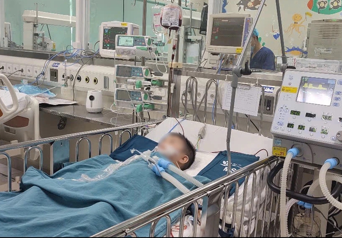 Bé trai vụ "nộp đủ tiền mới cấp cứu" thoát nguy kịch - Ảnh 1.