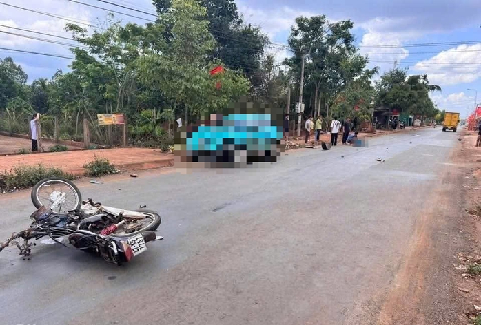 CLIP: Taxi điện tông xe máy văng xa hàng chục mét, 1 người tử vong - Ảnh 1.