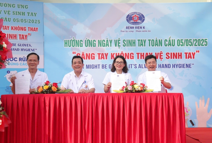 Bác sĩ ký cam kết "bàn tay sạch" để ngăn nhiễm khuẩn bệnh viện- Ảnh 1.