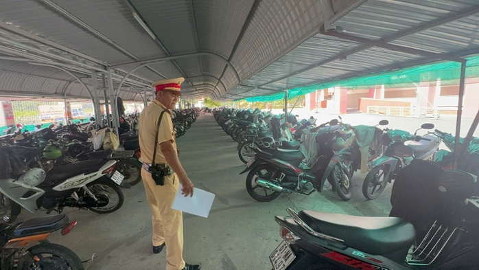 Cảnh sát giao thông kiểm tra các bãi giữ xe trong trường học ở Bình Dương- Ảnh 4. Cảnh sát giao thông kiểm tra các bãi giữ xe trong trường học ở Bình Dương- Ảnh 4.