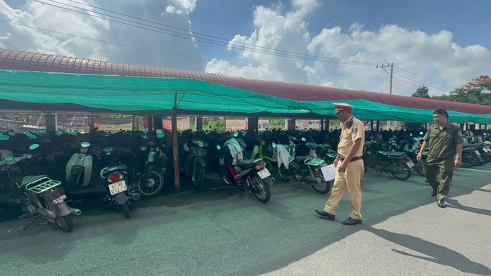 Cảnh sát giao thông kiểm tra các bãi giữ xe trong trường học ở Bình Dương- Ảnh 5. Cảnh sát giao thông kiểm tra các bãi giữ xe trong trường học ở Bình Dương- Ảnh 5.