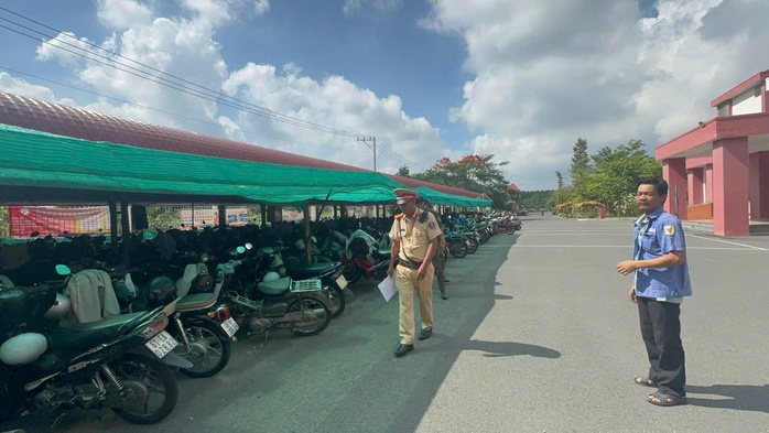 Cảnh sát giao thông kiểm tra các bãi giữ xe trong trường học ở Bình Dương- Ảnh 3. Cảnh sát giao thông kiểm tra các bãi giữ xe trong trường học ở Bình Dương- Ảnh 3.