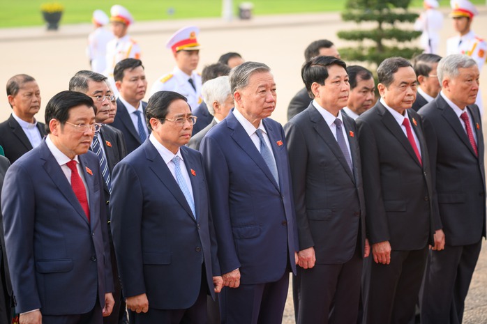 Lãnh đạo Đảng, Nhà nước và các đại biểu Quốc hội vào Lăng viếng Chủ tịch Hồ Chí Minh- Ảnh 6. Lãnh đạo Đảng, Nhà nước và các đại biểu Quốc hội vào Lăng viếng Chủ tịch Hồ Chí Minh- Ảnh 6.