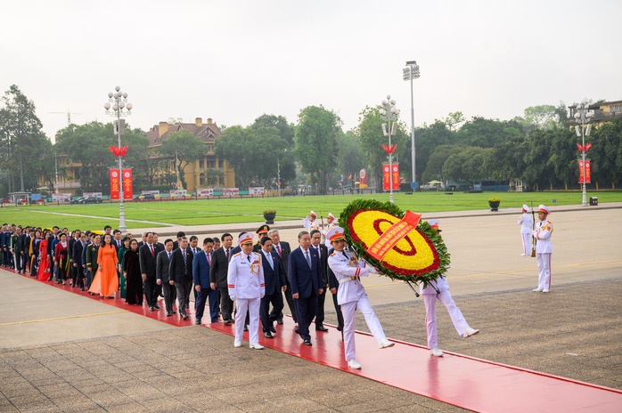 Lãnh đạo Đảng, Nhà nước và các đại biểu Quốc hội vào Lăng viếng Chủ tịch Hồ Chí Minh- Ảnh 9. Lãnh đạo Đảng, Nhà nước và các đại biểu Quốc hội vào Lăng viếng Chủ tịch Hồ Chí Minh- Ảnh 9.