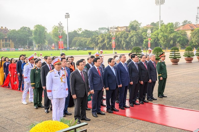 Lãnh đạo Đảng, Nhà nước và các đại biểu Quốc hội vào Lăng viếng Chủ tịch Hồ Chí Minh- Ảnh 7. Lãnh đạo Đảng, Nhà nước và các đại biểu Quốc hội vào Lăng viếng Chủ tịch Hồ Chí Minh- Ảnh 7.