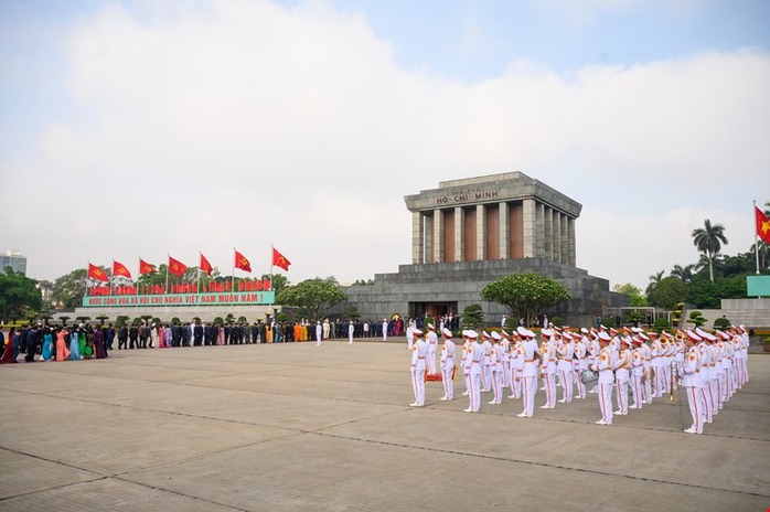 Lãnh đạo Đảng, Nhà nước và các đại biểu Quốc hội vào Lăng viếng Chủ tịch Hồ Chí Minh- Ảnh 8. Lãnh đạo Đảng, Nhà nước và các đại biểu Quốc hội vào Lăng viếng Chủ tịch Hồ Chí Minh- Ảnh 8.