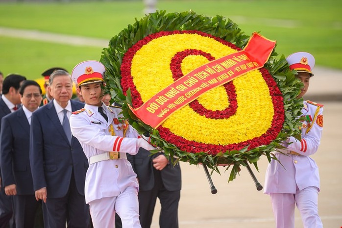 Lãnh đạo Đảng, Nhà nước và các đại biểu Quốc hội vào Lăng viếng Chủ tịch Hồ Chí Minh- Ảnh 1. Lãnh đạo Đảng, Nhà nước và các đại biểu Quốc hội vào Lăng viếng Chủ tịch Hồ Chí Minh- Ảnh 1.