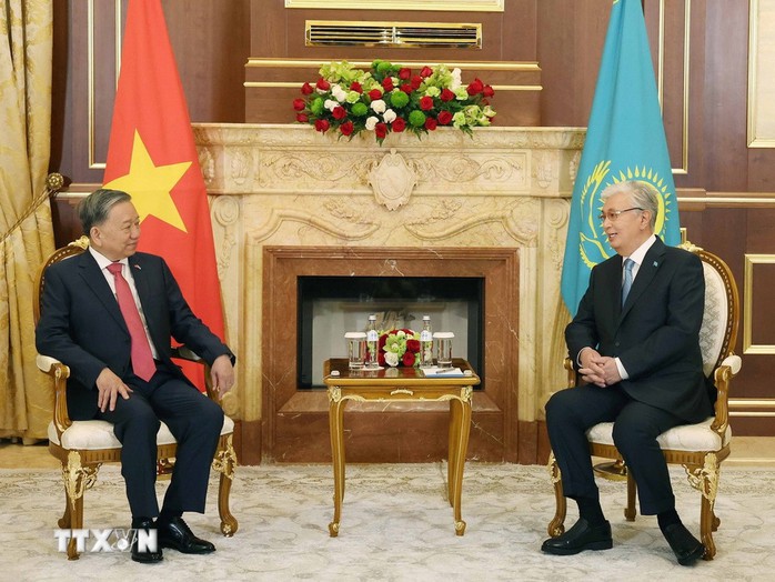 Tổng thống Kazakhstan ra sân bay đón Tổng Bí thư Tô Lâm - Ảnh 7.
