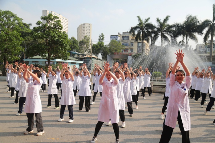 Bác sĩ ký cam kết "bàn tay sạch" để ngăn nhiễm khuẩn bệnh viện- Ảnh 2.