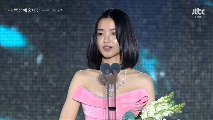 Cận cảnh "thị hậu" Baeksang 2025 Kim Tae-ri - Ảnh 1.