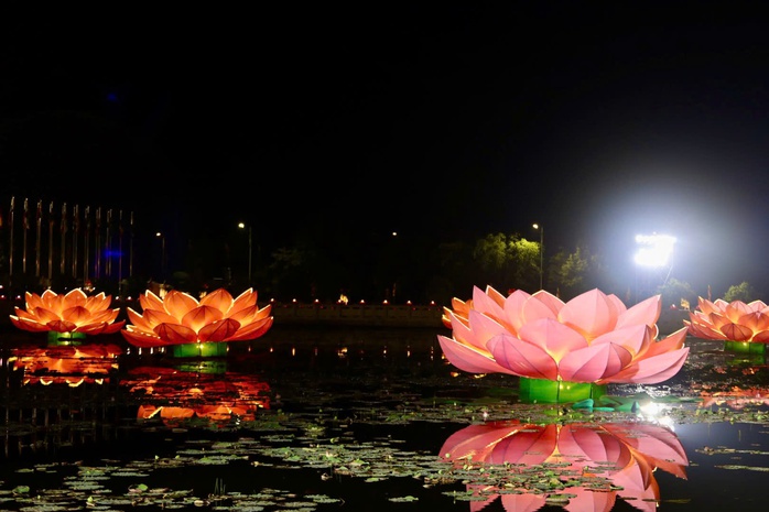 TP HCM: Thả 35.000 đèn hoa đăng cầu nguyện hòa bình tại Đại lễ Vesak 2025 - Ảnh 10.