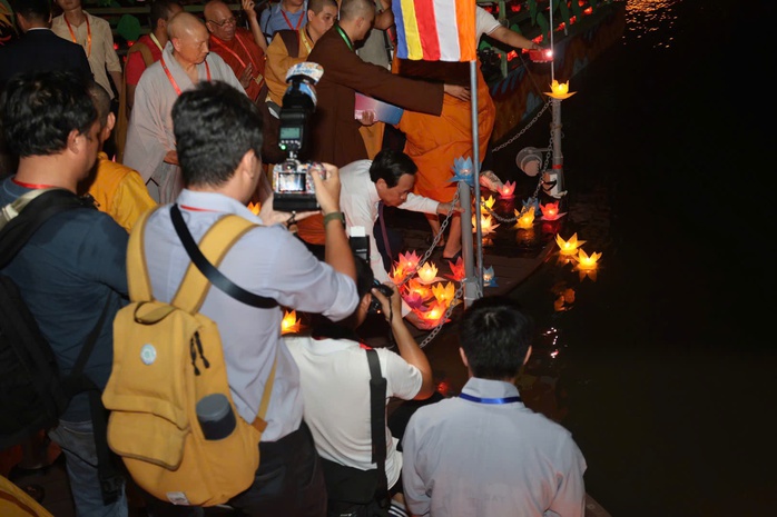 TP HCM: Thả 35.000 đèn hoa đăng cầu nguyện hòa bình tại Đại lễ Vesak 2025 - Ảnh 9.