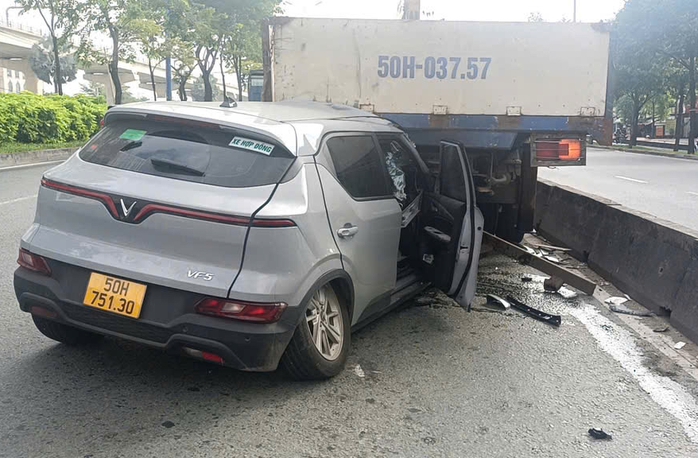 Tài xế taxi nhập viện sau cú tông mạnh đuôi xe tải cẩu- Ảnh 1.