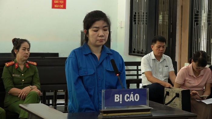 Đưa điện thoại cho nhân viên ngân hàng để cài đặt tài khoản, nhiều người mất tiền   - Ảnh 1.
