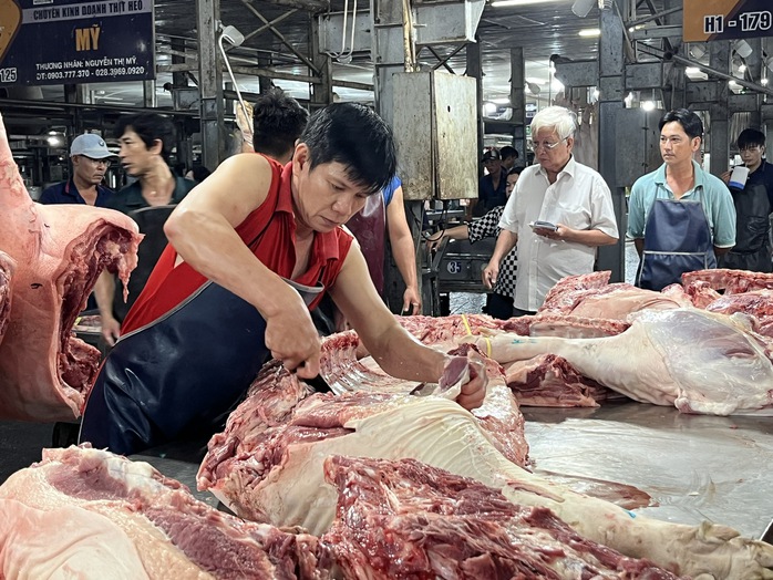Giá heo hơi hôm nay 6-5: miền Nam giảm nhiệt, heo nhỏ về chợ đầu mối nhiều - Ảnh 1.