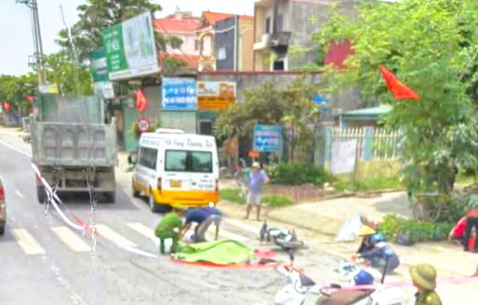 Va chạm với xe tải, 2 bà cháu đi xe máy tử vong thương tâm - Ảnh 1.