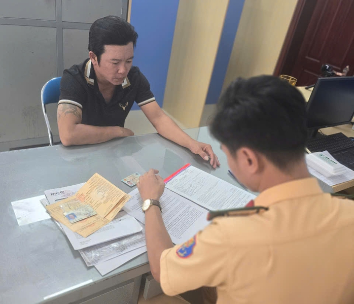 CLIP: Tài xế xe ben chèn ép xe máy, bóp còi inh ỏi gây bức xúc- Ảnh 1. CLIP: Tài xế xe ben chèn ép xe máy, bóp còi inh ỏi gây bức xúc- Ảnh 1.